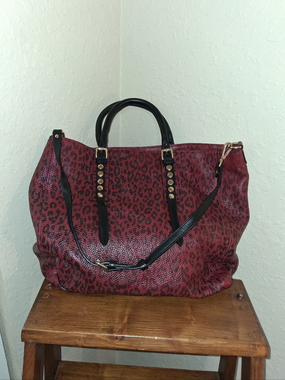 DI LORENZO LEATHER ANIMAL PRINT HAND BAG W/ ZIPPER CLOSURE